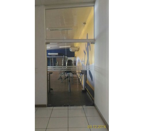 porta dupla com mola e bandeira fixa